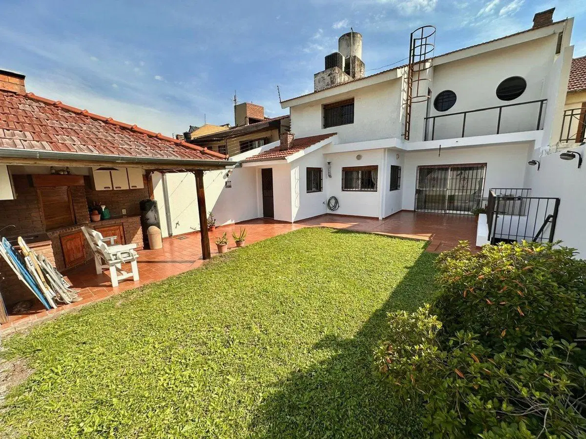 VENTA CASA CASTELAR - 4 dorm - Jardin - 4 cocheras 3