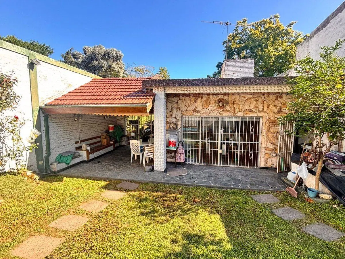 Venta casa con parque y pileta 8