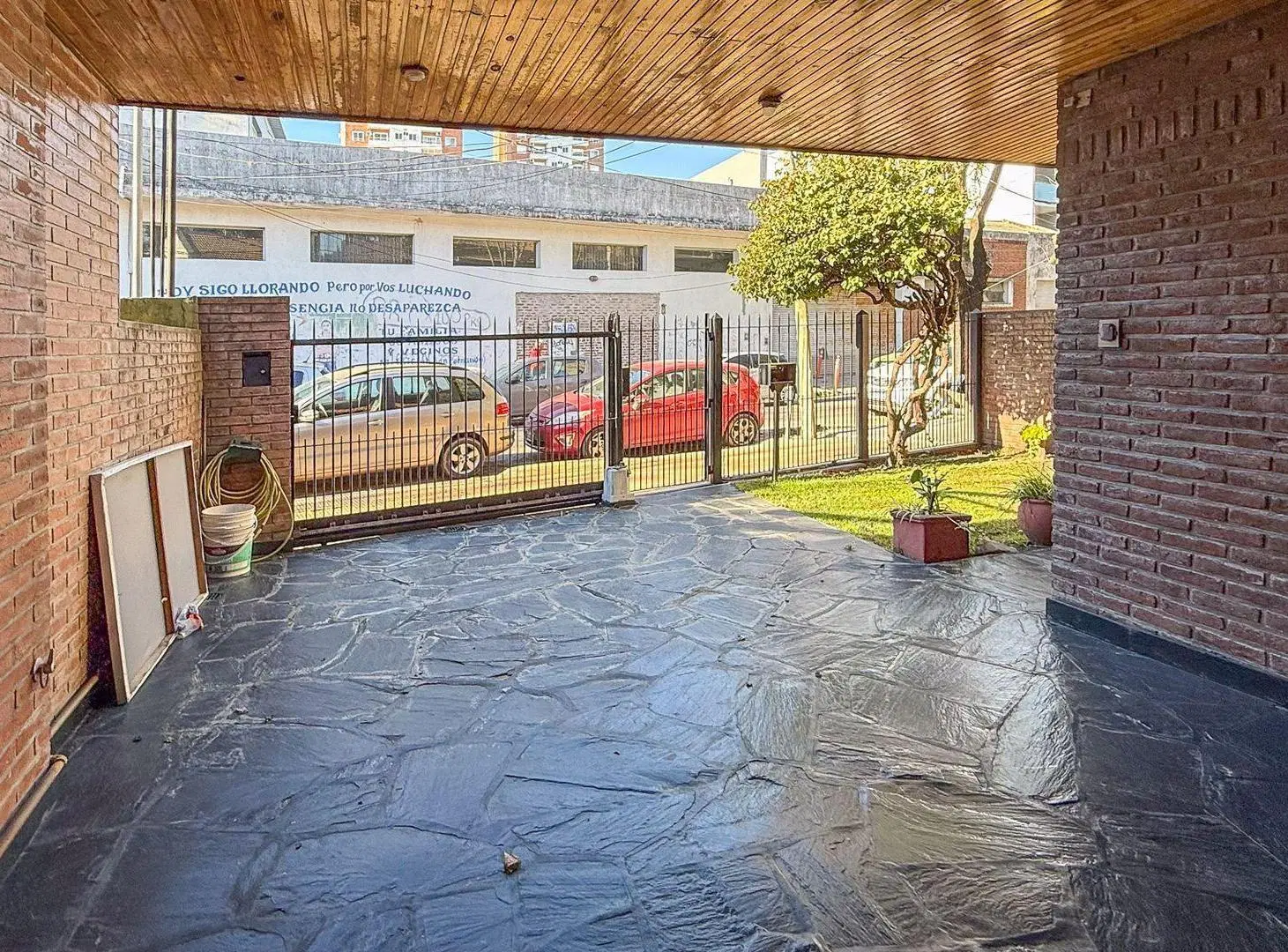 VENDE CASA 5 AMB/A. CREDITO/PERMUTA/MULTIFAMILIA 4