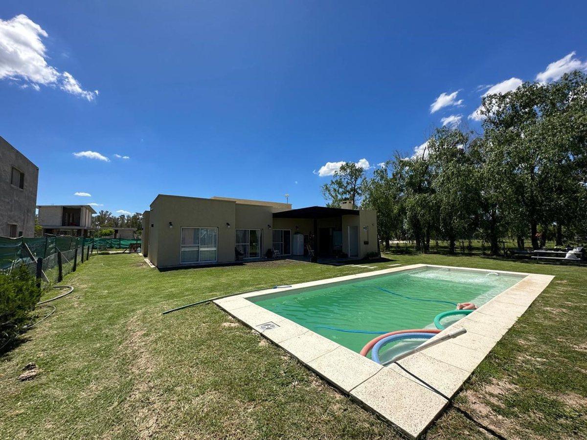 Foto de VENTA HERMOSA CASA 4 AMB-PILETA MASCHWITZ, imagen 2