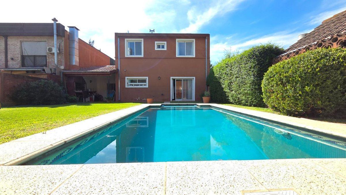 Foto de Venta Casa 4 Amb + Pileta + Jardin en Montecarlo, imagen 1