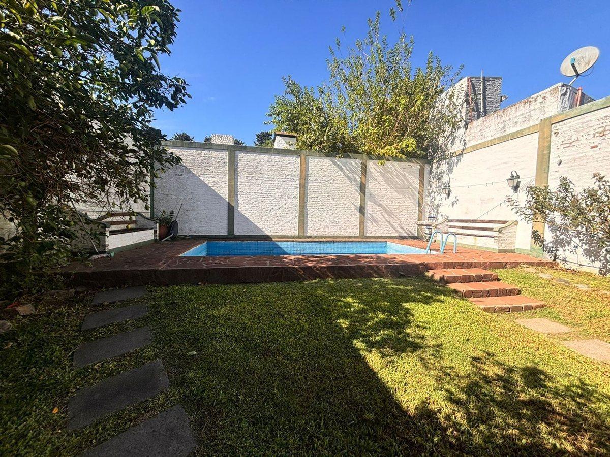 Foto de Venta casa con parque y pileta, imagen 2