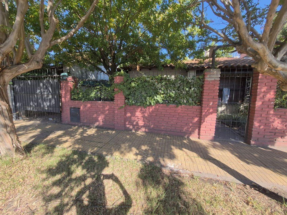 Foto de VENTA CASA 3 AMBIENTES ITUZAINGO CON GRAN TERRENO, imagen 2
