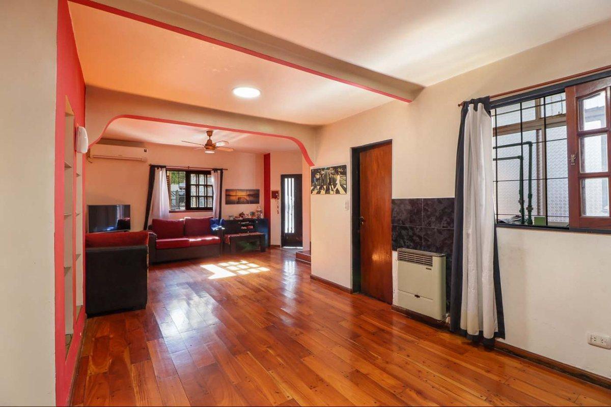 Foto de VENTA CASA 3 AMBIENTES CON COCHERA EN MONTE CASTRO, imagen 1