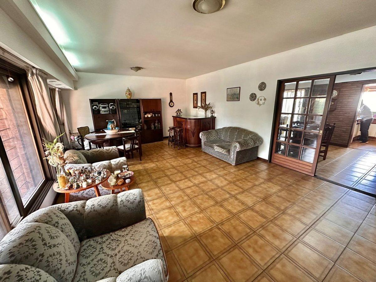 Foto de VENTA CASA CASTELAR - 4 dorm - Jardin - 4 cocheras, imagen 2
