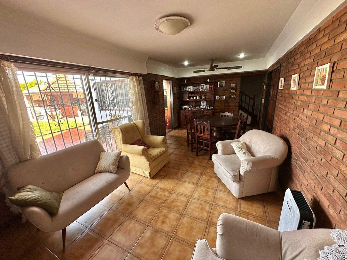 Foto de VENTA CASA CASTELAR - 4 dorm - Jardin - 4 cocheras, imagen 5
