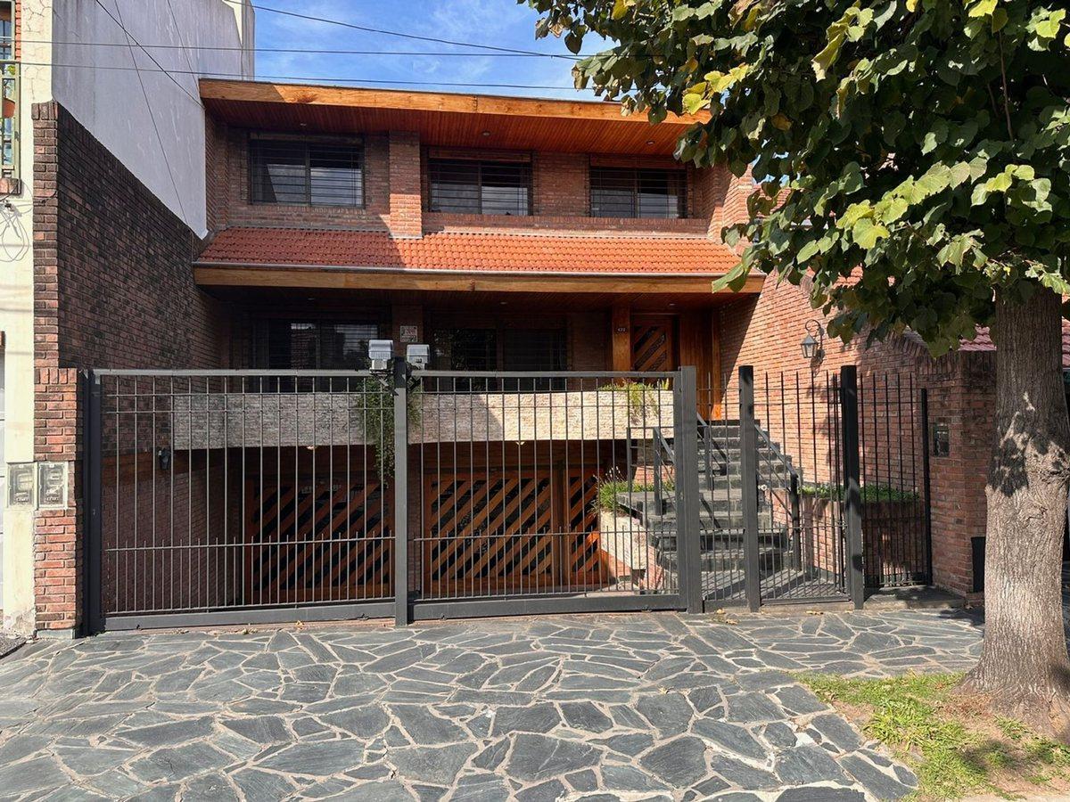 Foto de VENTA CASA CASTELAR - 4 dorm - Jardin - 4 cocheras, imagen 4