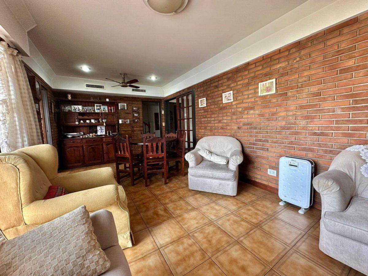 Foto de VENTA CASA CASTELAR - 4 dorm - Jardin - 4 cocheras, imagen 3