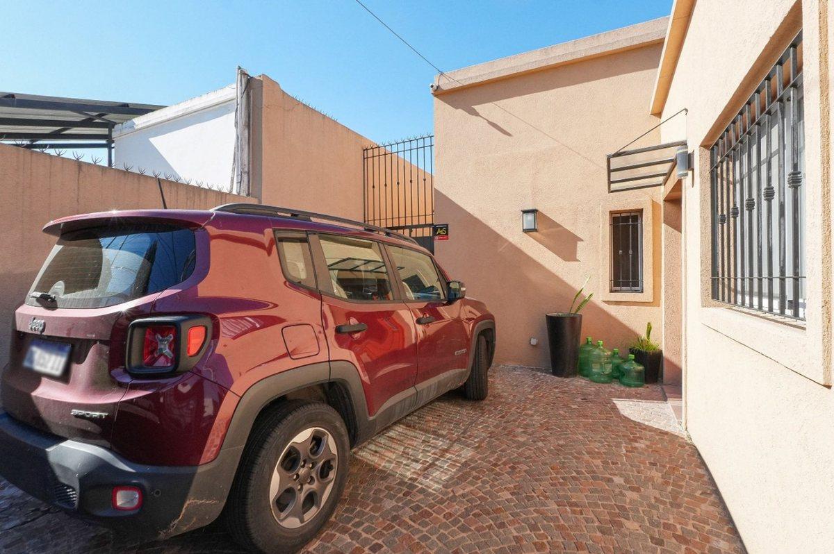Foto de Venta Casa 5 Amb Munro a Nueva con Pileta y Parque, imagen 3
