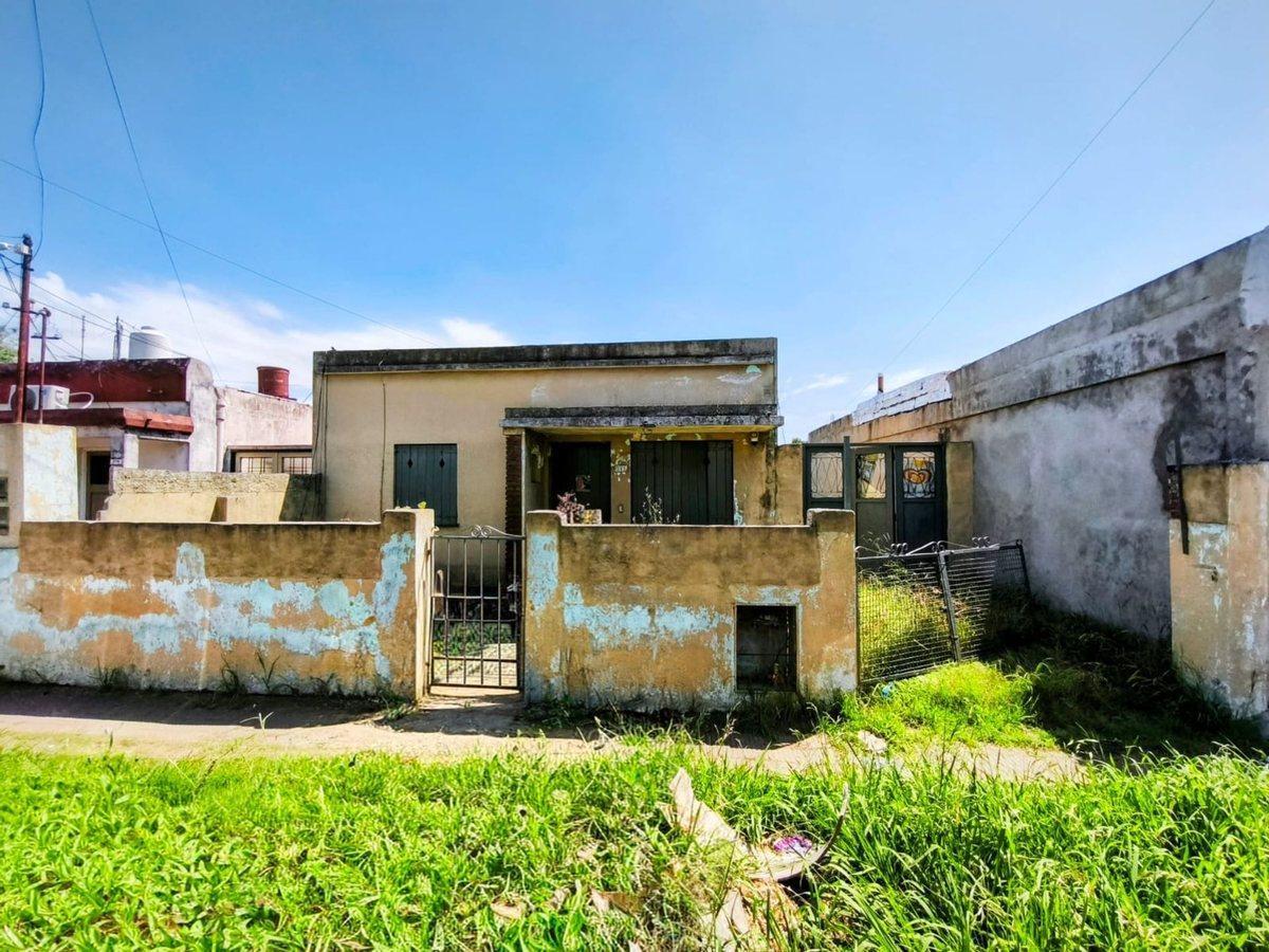 Foto de VENTA LOTE 275 M2 2 VIVIENDAS - VILLA TESEI, imagen 1