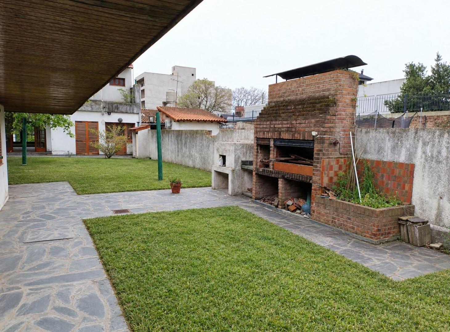 Foto de VENTA CASA-3 PISOS-JARDIN-QUINCHO-PARRILLA-PILETA, imagen 4