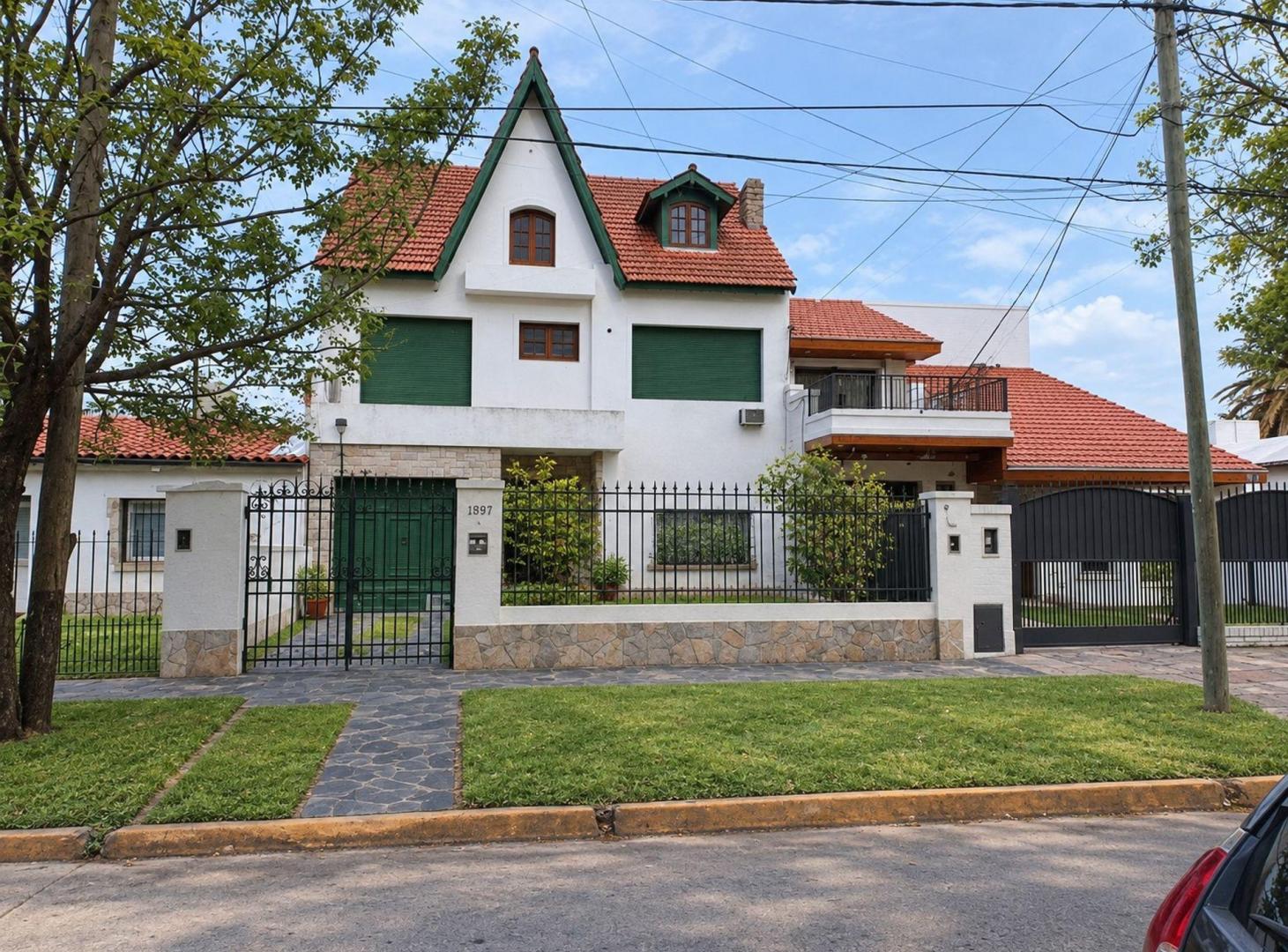 Foto de VENTA CASA-3 PISOS-JARDIN-QUINCHO-PARRILLA-PILETA, imagen 2