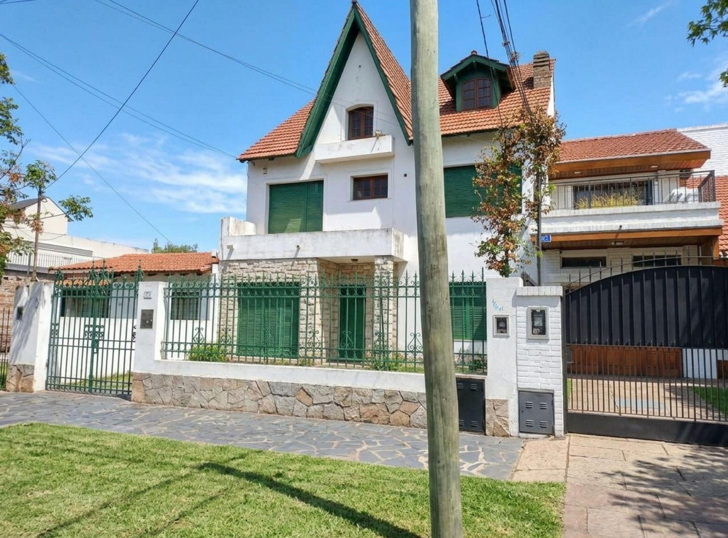 Foto de VENTA CASA-3 PISOS-JARDIN-QUINCHO-PARRILLA-PILETA, imagen 1