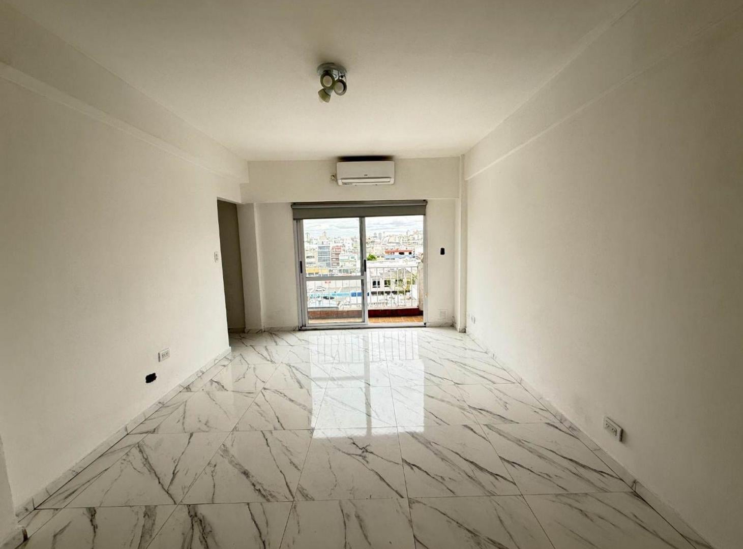 Foto de Venta Depto 2 amb Balcon Reciclado Floresta, imagen 2