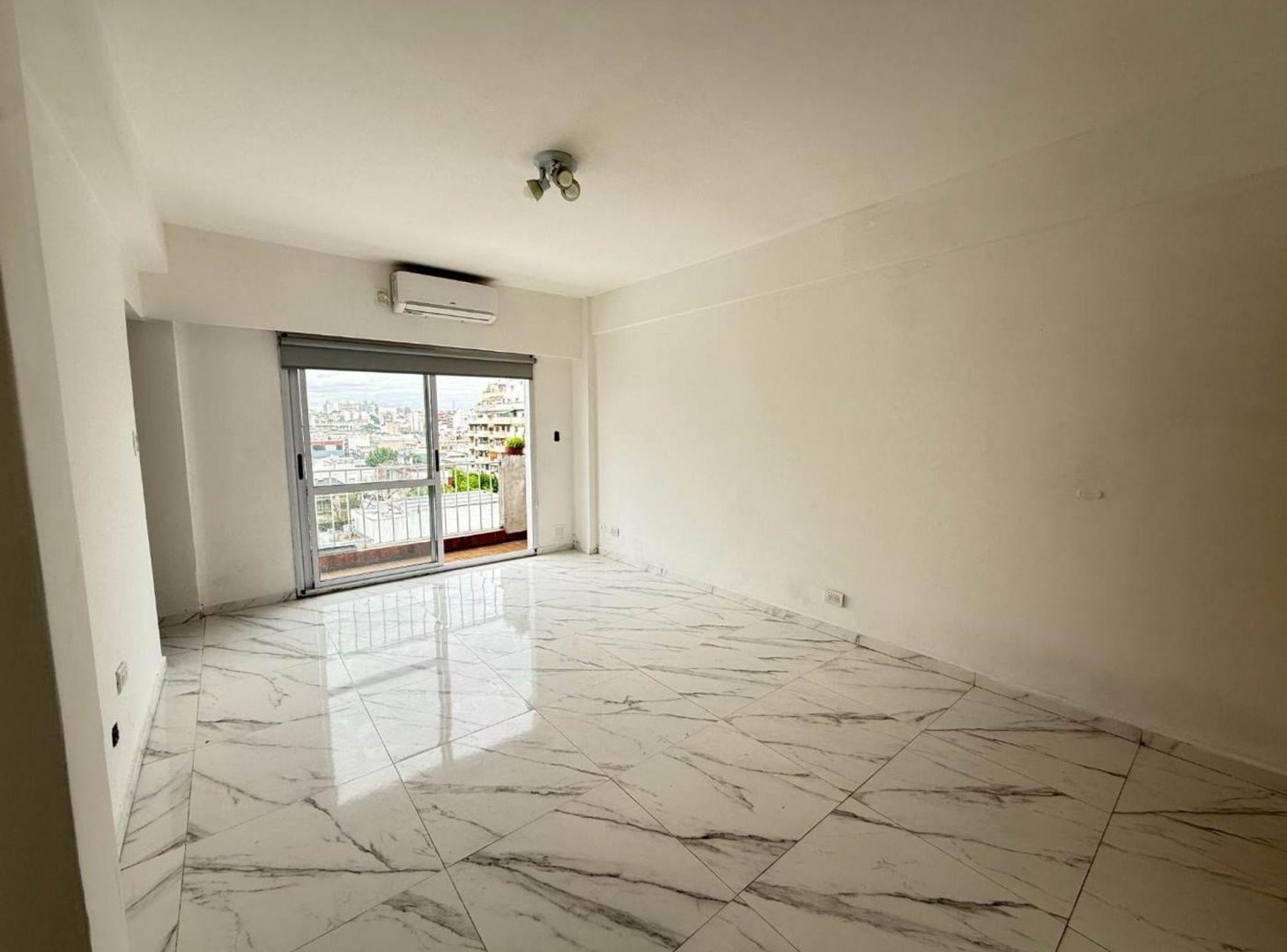 Foto de Venta Depto 2 amb Balcon Reciclado Floresta, imagen 1