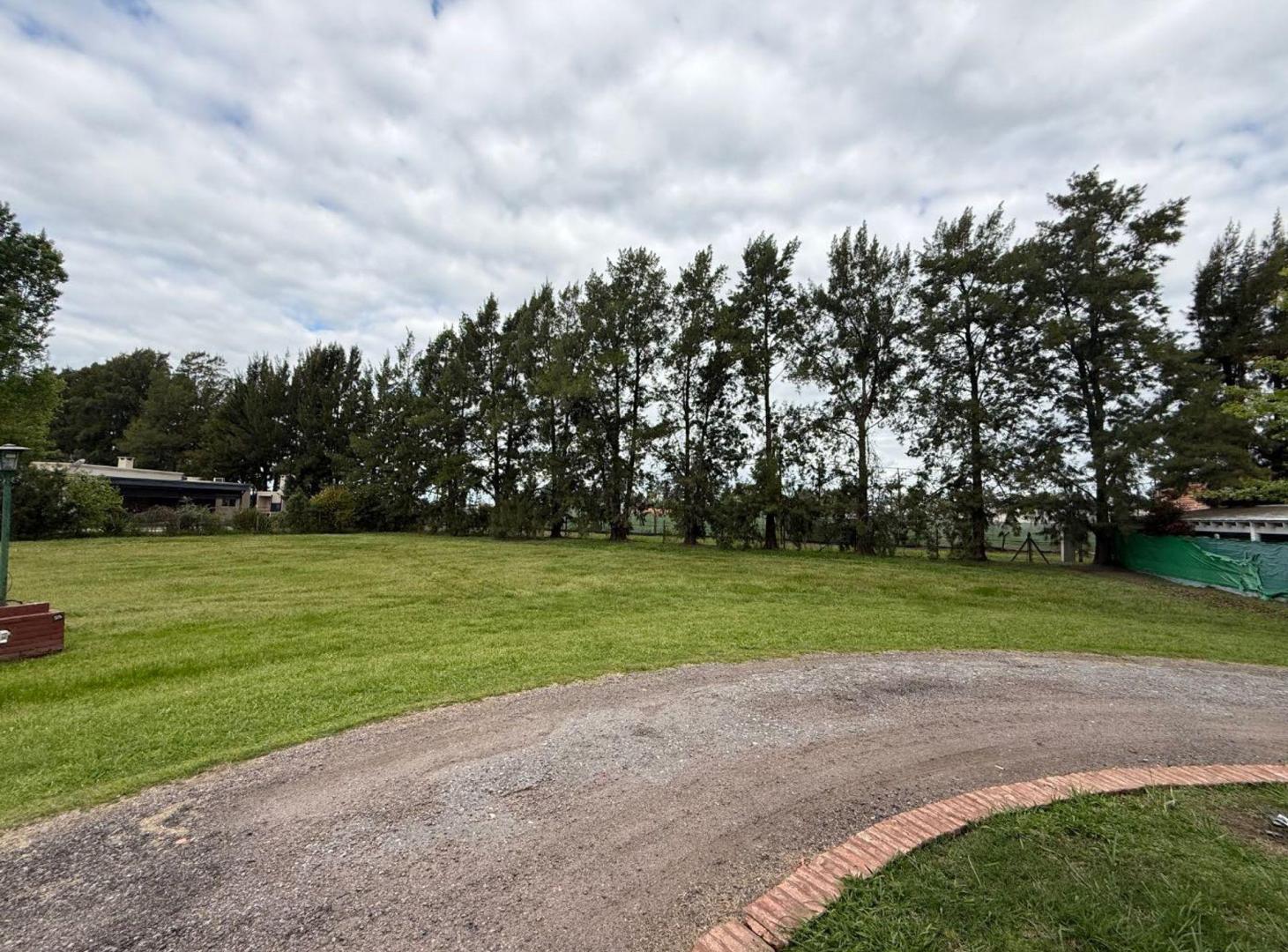 Foto de LOTE EN VENTA 990m2 BARRIO CERRADO TRISTAN SUAREZ, imagen 2