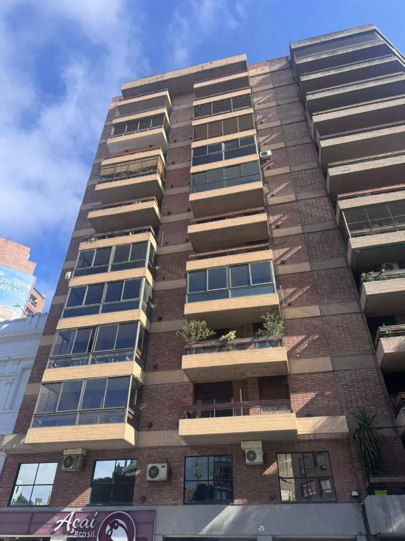 ¡Oportunidad única! VENTA 3 dorm, Av Hipolito Irigoyen 2