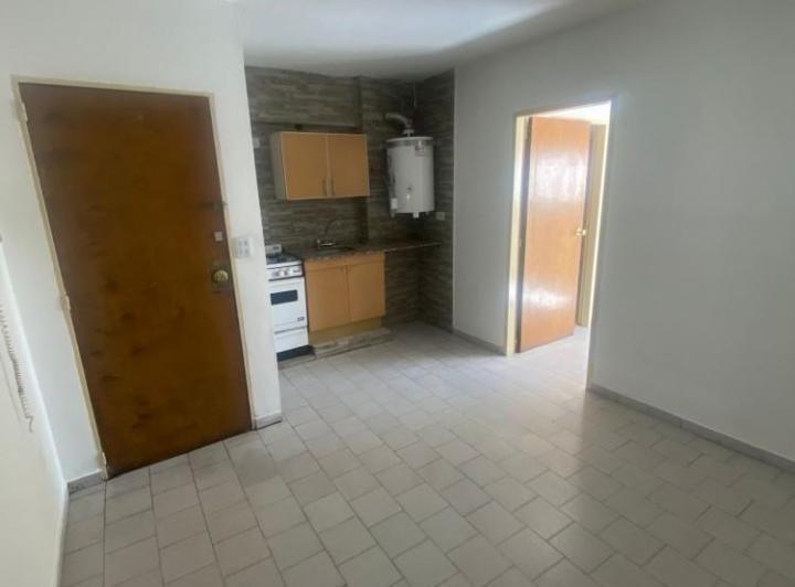 Se alquila departamento en barrio Centro, la propiedad se encuentra en Sarmiento 1