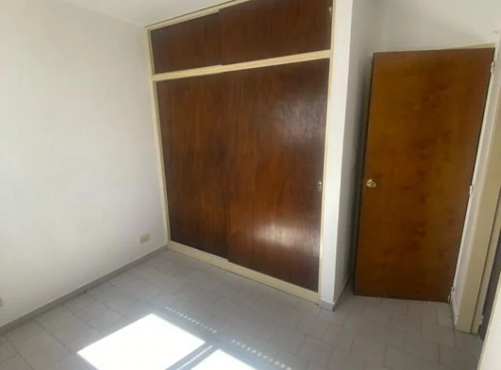 Se alquila departamento en barrio Centro, la propiedad se encuentra en Sarmiento 3
