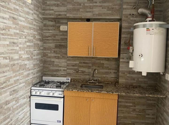 Se alquila departamento en barrio Centro, la propiedad se encuentra en Sarmiento 4