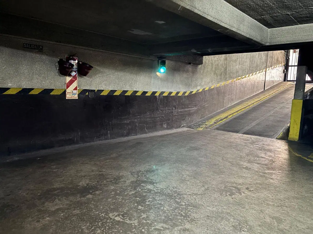 Excelente cochera Recoleta con control remoto y solo una rampa recta 5