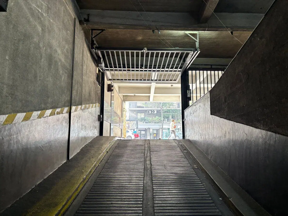 Excelente cochera Recoleta con control remoto y solo una rampa recta 3