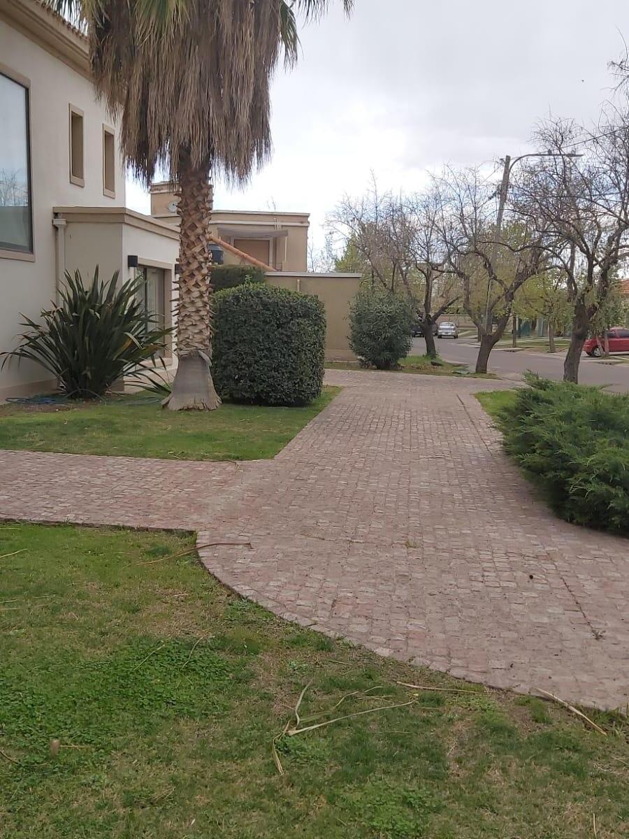 Vende Espectacular Casa Categoria! en Barrio Privado Pinar del Sol 1 2