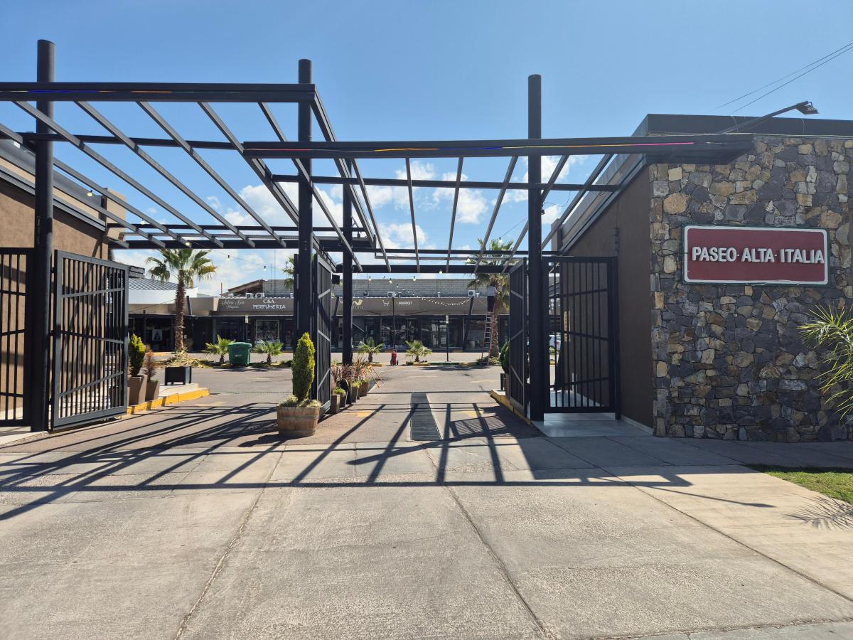 Vende Locales Comerciales - Paseo Alta Italia - Maipu 1