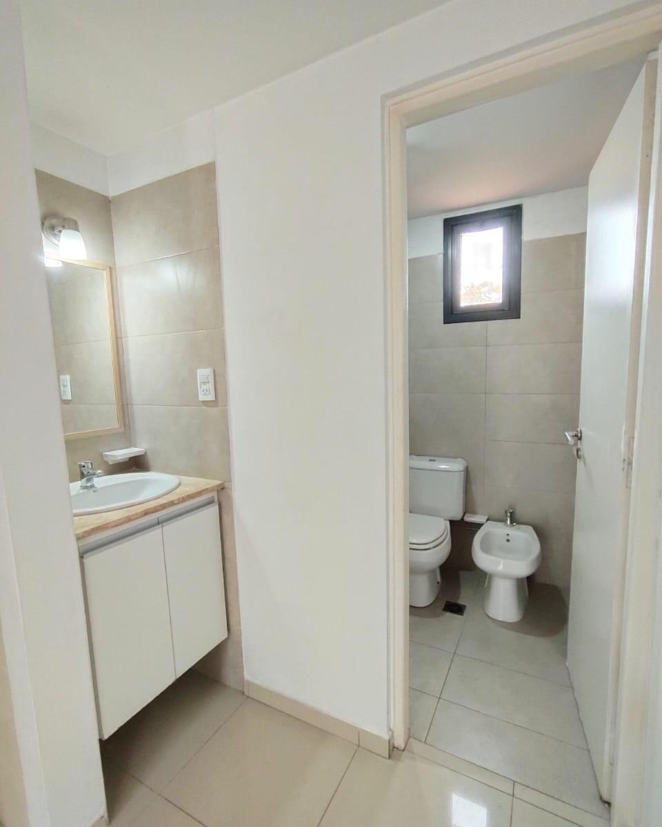 Vende Departamento Sobre Calle Montecaseros en Godoy Cruz 4