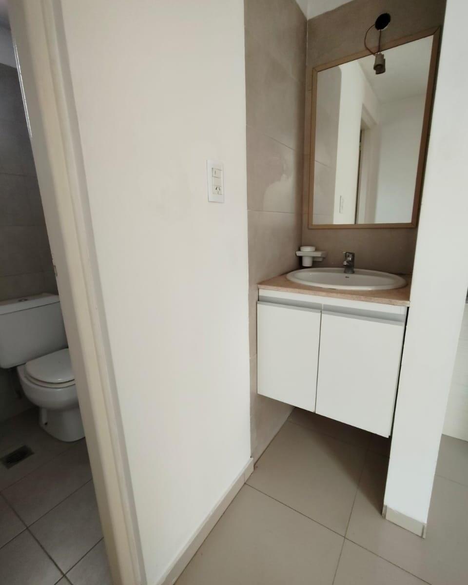Vende Departamento Sobre Calle Montecaseros en Godoy Cruz 2