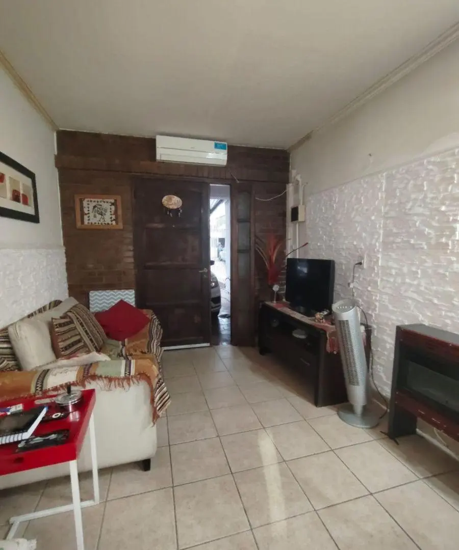 VENDE CASA CON DEPARATAMENTO, ubicada en barrio Avenida Norte, calle Líbano, Guaymallén. 5
