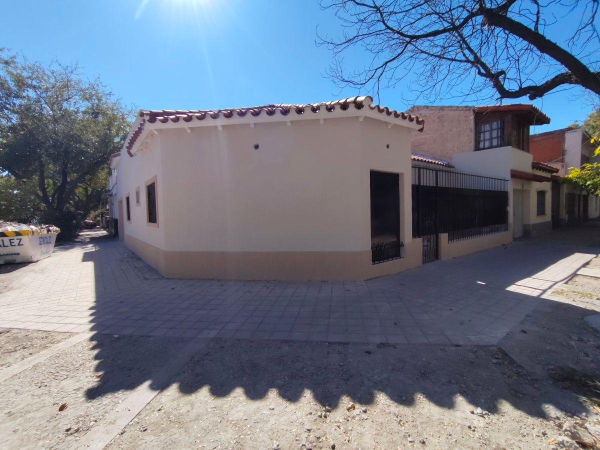 VENDE CASA ESQUINA RECICLADA -6ta. SECCIÓN- CIUDAD- MENDOZA