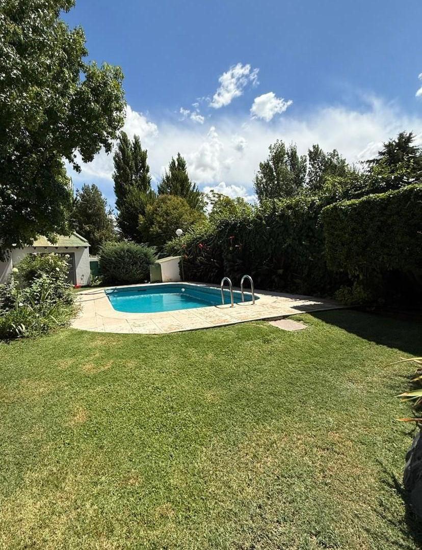 Foto de VENDE HERMOSA CASA EN CALLE VICTOR DELHEZ, CHACRAS DE CORIA, LUJÁN., imagen 3