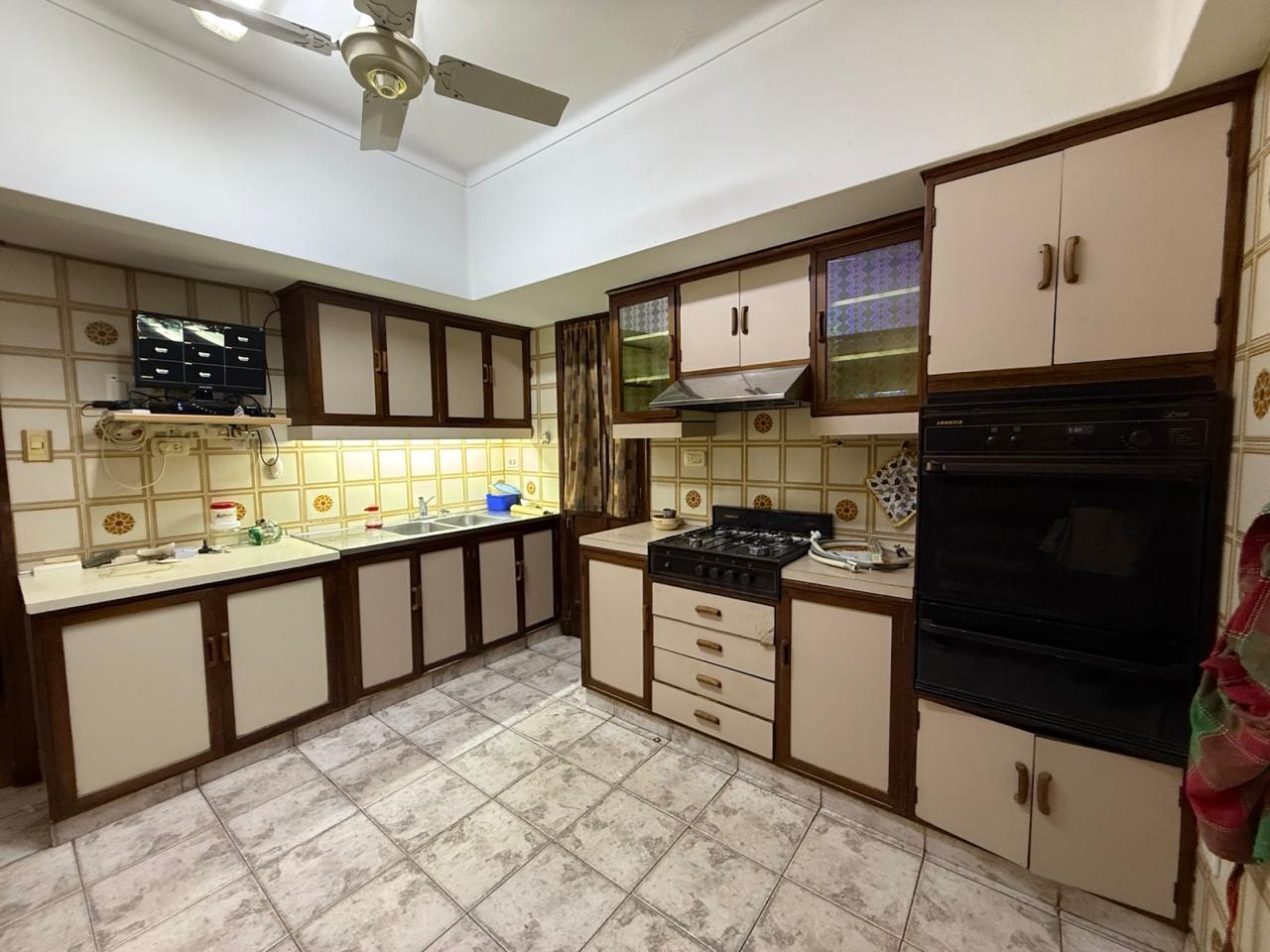 Foto de VENDE HERMOSA CASA EN CALLE VICTOR DELHEZ, CHACRAS DE CORIA, LUJÁN., imagen 4