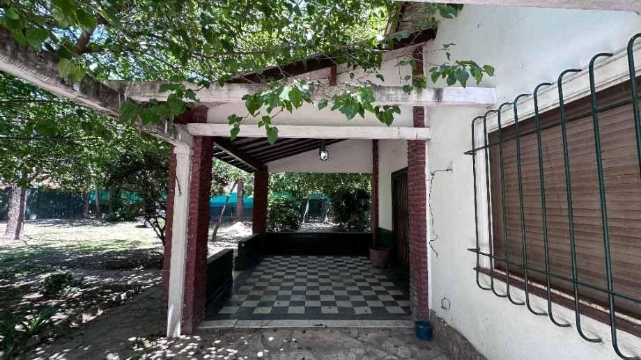 Foto de casa quinta con pileta y terreno amplio cercano a la estación de Paso, imagen 2