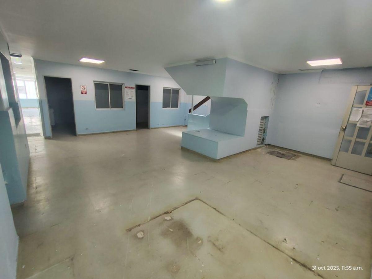 Edificio en dos planta con consultorios en Alquiler