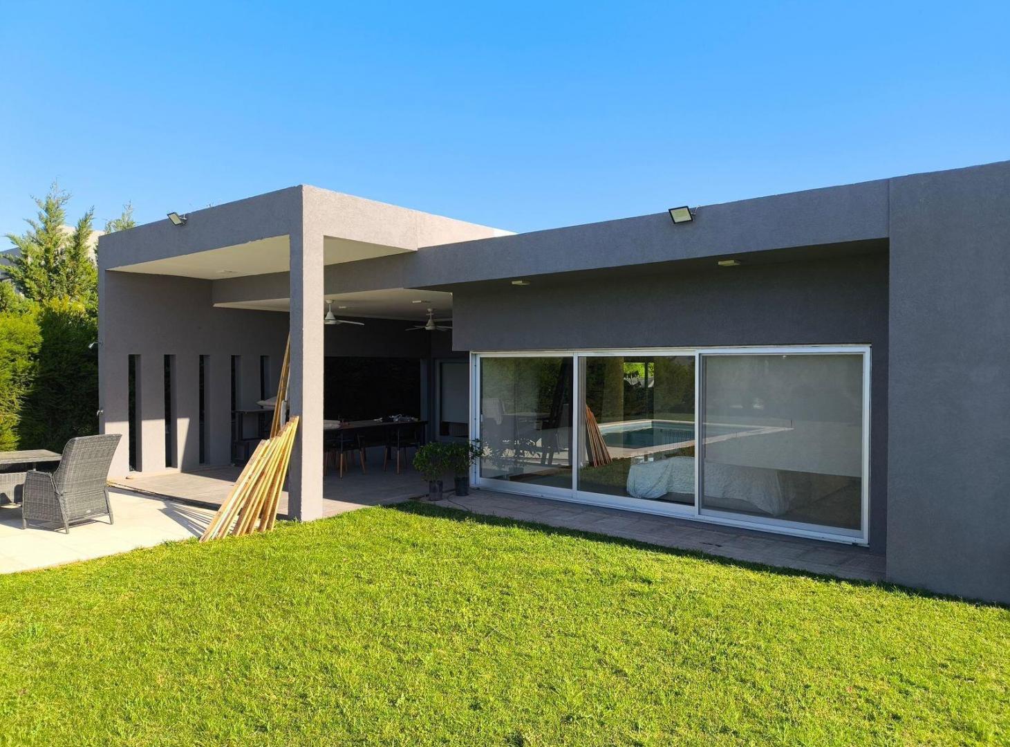 Casa 3 dormitorios - Puerto Roldan