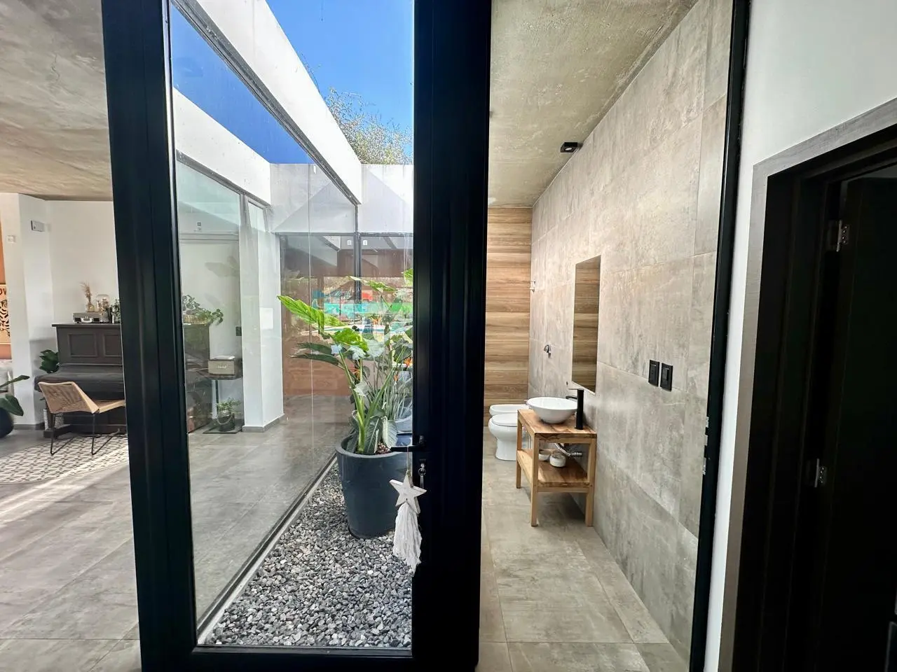 VENTA CASA 3DORMITORIOS 3 BAÑOS COCHERA DOBLE PILETA Y SOLARIUM CON FOGONERO CON ESCRITURA EN LAS CO 3