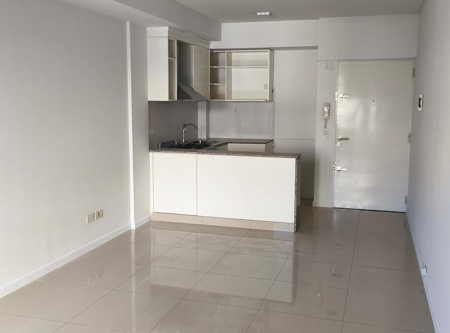Foto de MUY LUMINOSO Y AMPLIO MONOAMBIENTE PISO ALTO, imagen 4