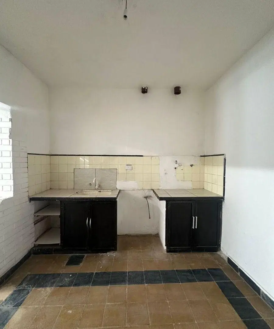 Salon comercial sobre Av Alem 4