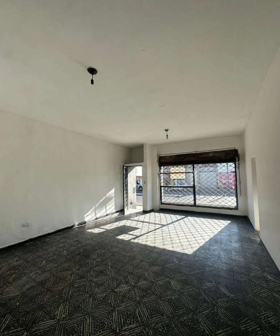Salon comercial sobre Av Alem 1