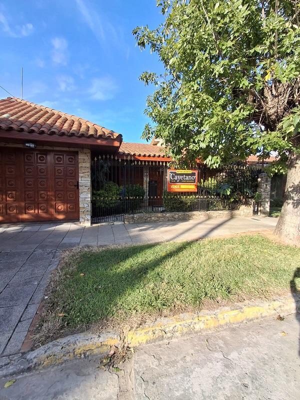 HERMOSA CASA DE 4 AMBIENTES EN BANFIELD ESTE