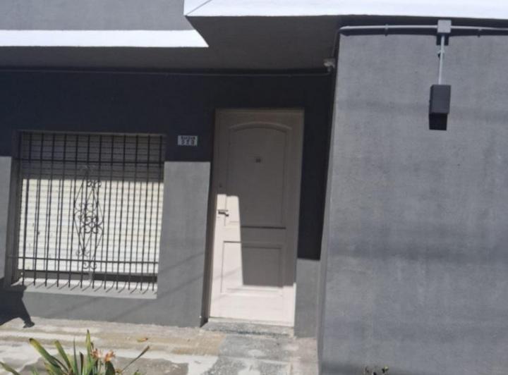 AMPLIA CASA DE 3 AMBIENTES CON GARAJE CERCANA A LA ESTACION 1