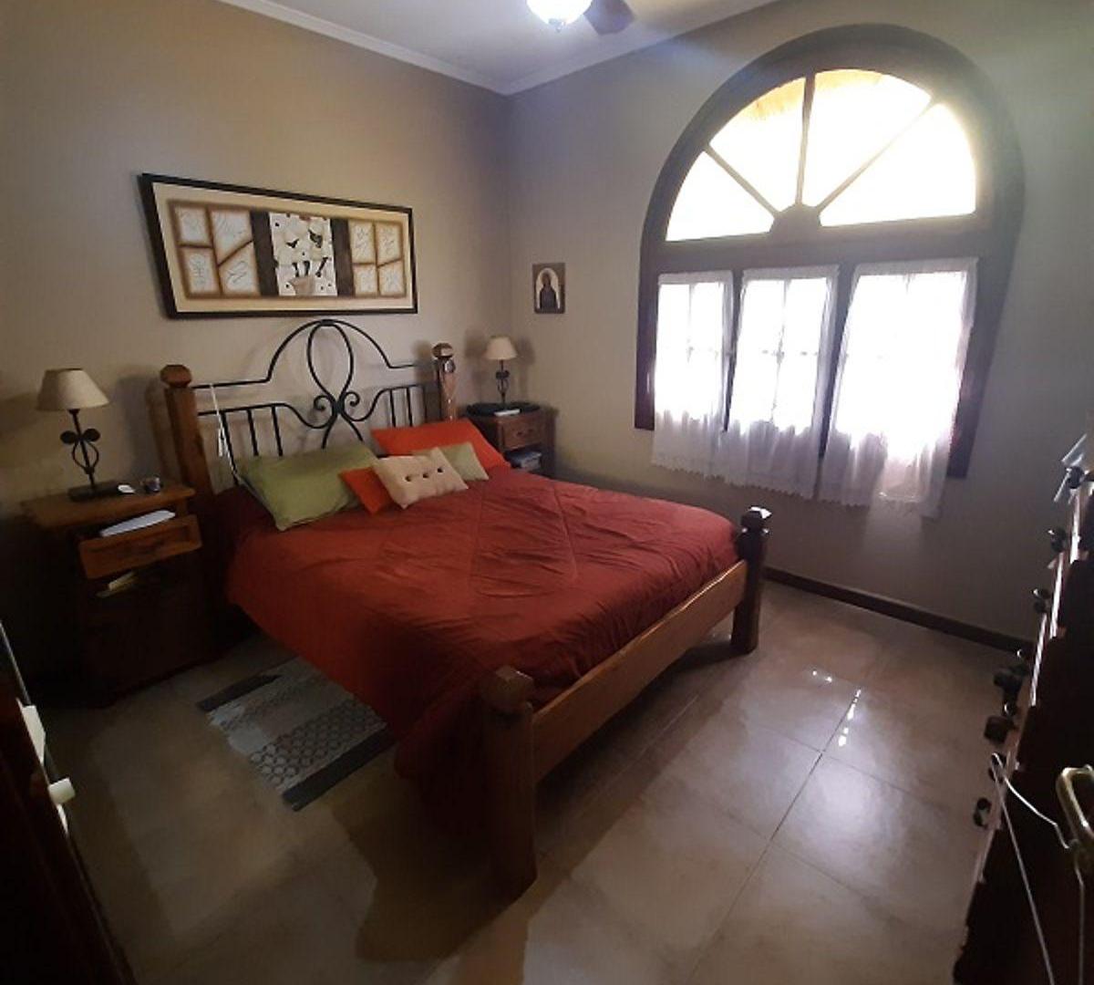Foto de LINDO Y LUMINOSO CHALET CON 3 DORMITORIOS, QUINCHO Y PILETA, imagen 3