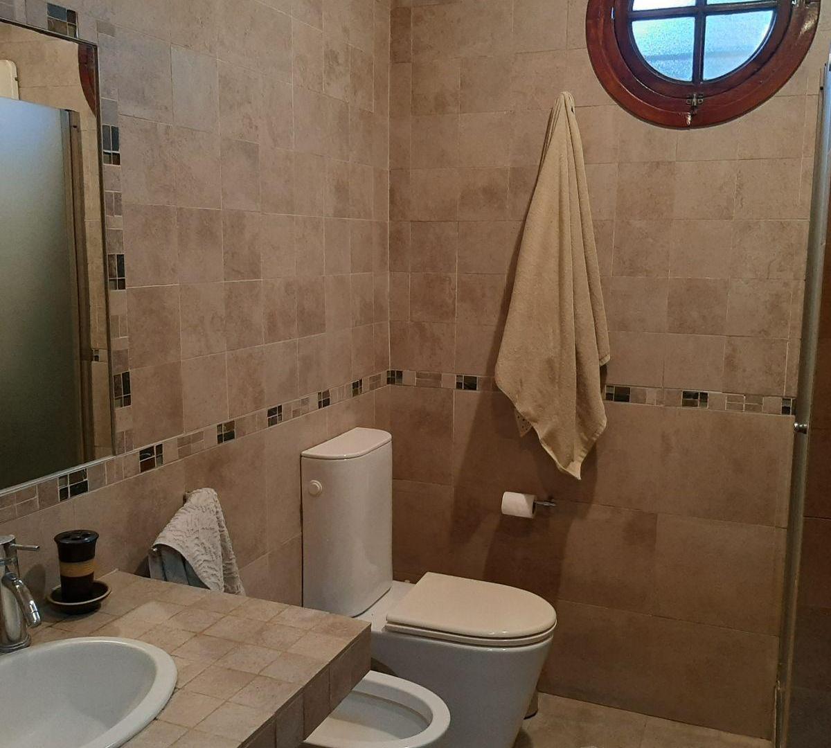 Foto de LINDO Y LUMINOSO CHALET CON 3 DORMITORIOS, QUINCHO Y PILETA, imagen 5