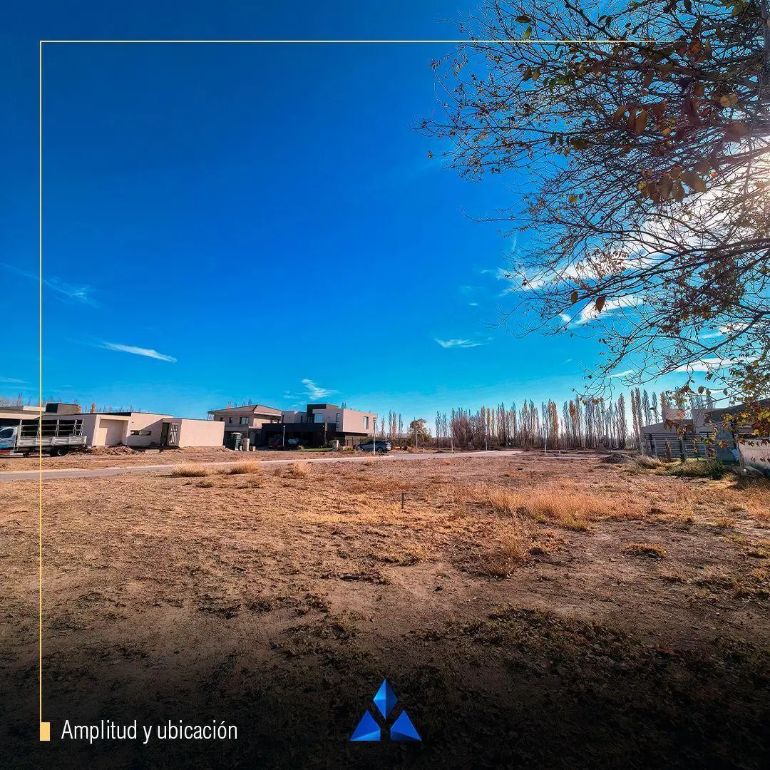 Lote en esquina con servicios completos y proyecto aprobado, listo para construi 5