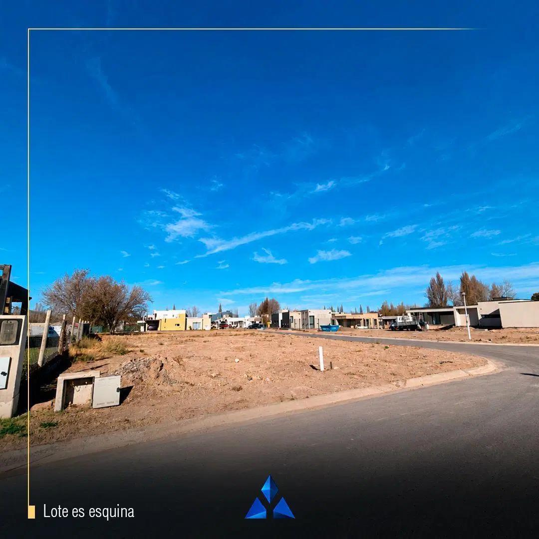 Lote en esquina con servicios completos y proyecto aprobado, listo para construi 2