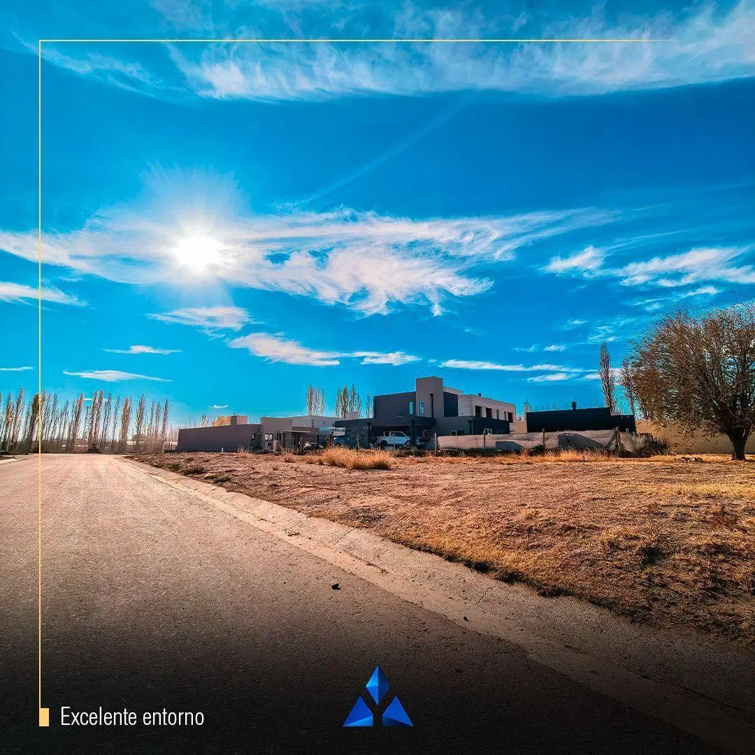 Lote en esquina con servicios completos y proyecto aprobado, listo para construi 4