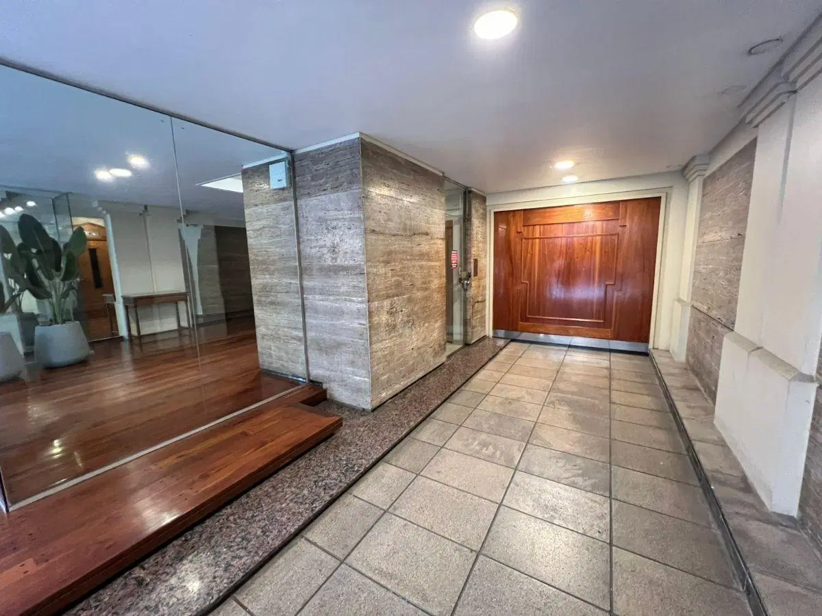 Departamento de 5 ambientes con Dependencia de servicio cochera y baulera fija Barrio Norte Recoleta 3