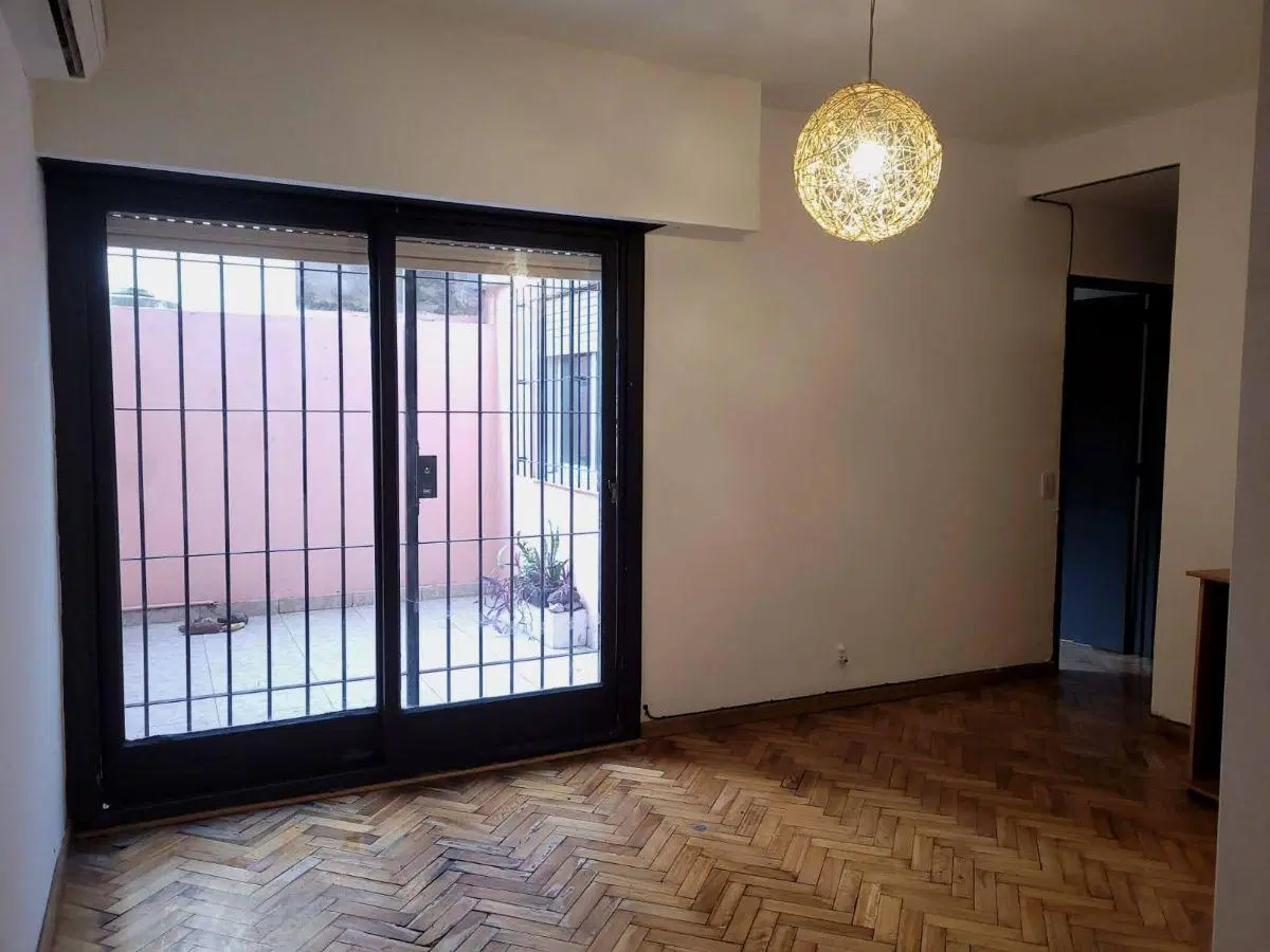 Venta Departamento dos ambientes con patio. Villa del Parque 4
